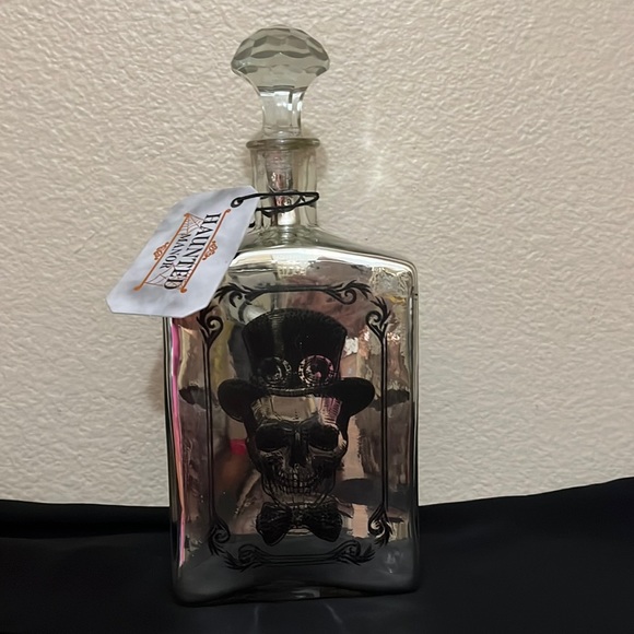 Accents Nwt Skull Decanter Wa Mirrored Look And Beautiful Lid Stopper